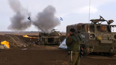 2023-11-02 14:12:42 A soldier protects his ears as an Israeli artillery unit fires during a military drill in the annexed Golan Heights near the border with Lebanon on November 2, 2023. Lebanon's southern border has seen tit-for-tat exchanges, mainly between Israel and Hamas ally Hezbollah, since Hamas militants launched an unprecedented October 7 attack on Israel from the Gaza Strip.
Jalaa MAREY / AFP