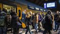 AMSTERDAM - Reizigers op Amsterdam Centraal. De nieuwe dienstregeling op het spoor is ingegaan en dat betekent volgens de NS dat er flink meer treinen gaan rijden. ANP DINGENA MOL