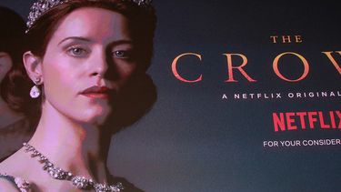 Op deze foto zie je een poster van de netflixserie The Crown