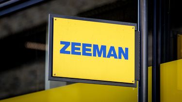 Op deze foto zie het logo van zeeman aan een pui van een winkel hangen.