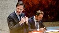 Een foto van premier Rutte die in de Tweede Kamer spreekt over de avondklok, Metronieuws-update