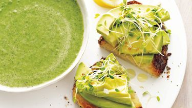 Recept: Broccoli-spinaziesoep met avocadotoast