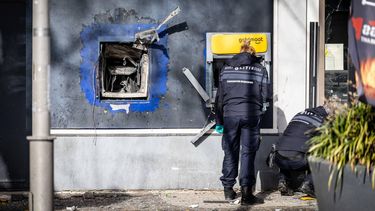 AMSTERDAM - De Forensische Opsporing van de politie doet onderzoek bij een Geldmaat aan de Slotermeerlaan in Amsterdam, waar een plofkraak op de geldstortautomaat van Geldmaat. Een deel van de afstortautomaten wordt daarom gesloten, voor andere worden de openingstijden beperkt. MIZZLE MEDIA / ANP