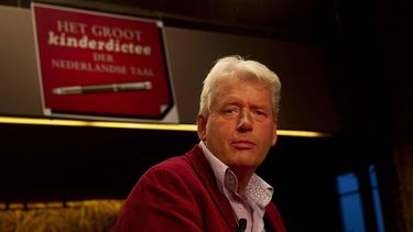 DEN HAAG - Kinderboekenschrijver Sjoerd Kuyper schreef het Kinderdictee 2012. Zestig kinderen uit groep 8 van de basisschool nemen het tegen elkaar op tijdens het 9e Groot Kinderdictee der Nederlandse Taal in de Eerste Kamer op het Haagse Binnenhof. ANP  JERRY LAMPEN