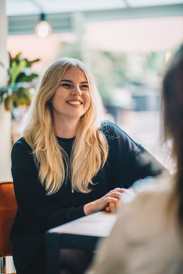 ‘Leeftijdsgenoten krijgen kinderen, ik ben daar nog niet aan toe’: voor Merel (30) voelt het alsof haar leven stilstaat