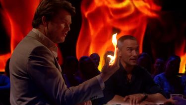 Beau van Erven Dorens talkshow vuur vlam stuntman