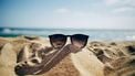 Een zonnebril op het strand.