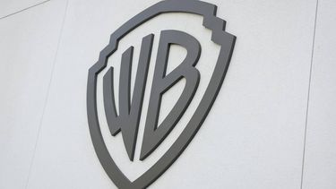 epa12471309 A Warner Bros. logo is on display outsiode the Warner Bros. Studio Lot in Burbank, California, USA, 21 October 2025. Warner Bros. Discovery revealed in a press release on 21 October that it is putting the company up for sale.  EPA/CAROLINE BREHMAN