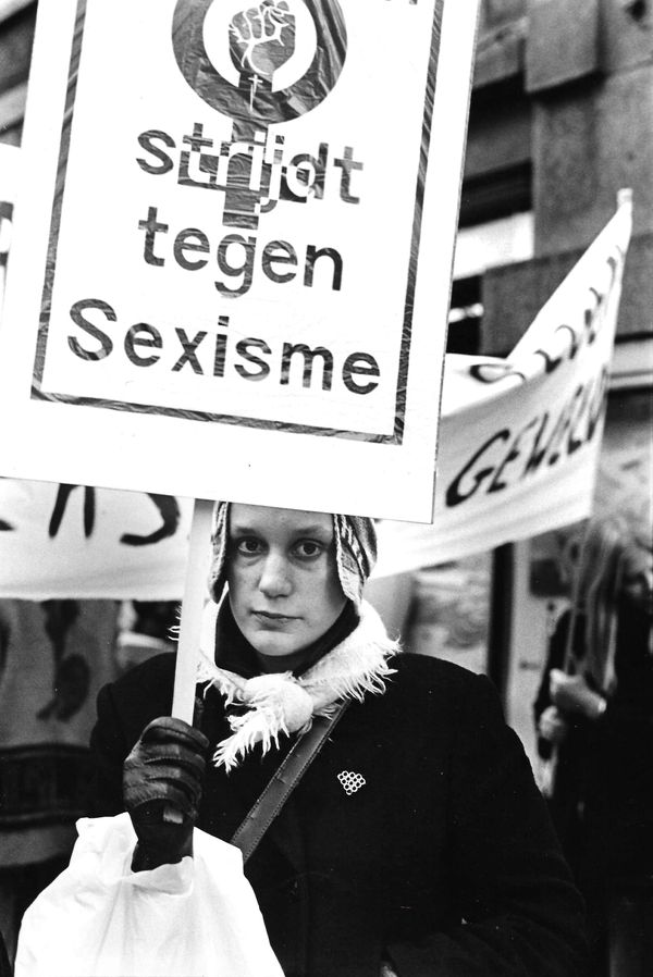 Door-Vrouwenogen-afl-1-Demonstratie-tegen-seksisme-en-seksueel-geweld-1981