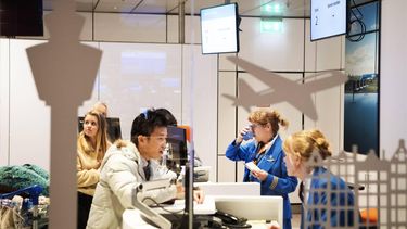 SCHIPHOL - Reizigers bij de service-balie in de vertrekhal op luchthaven Schiphol. Door de storm Ciara zijn er veel vluchten geannuleerd. ANP OLAF KRAAK