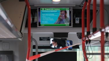 Op deze foto zie je een buschauffeur zonder mondkapje
