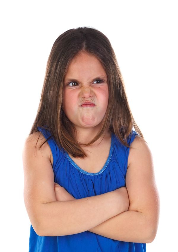Een foto van een kind dat boos is op haar ouders