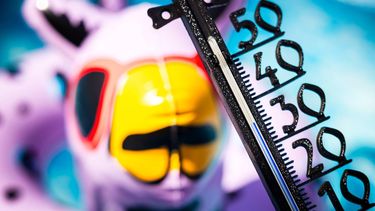 ILLUSTRATIEF - Een thermometer geeft ruim boven de 30 graden aan. De komende dagen worden in heel het land hoge temperaturen en droogte verwacht. ROB ENGELAAR / ANP