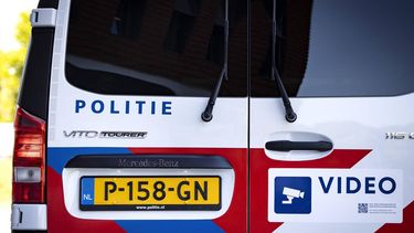 DORDRECHT - Een videovoertuig waarmee de politie in Dordrecht een jaar lang gaat proefdraaien. Door middel van onder meer een draaibare camera op een mast en een warmtebeeldsensor kan bij een incident op afstand worden meegekeken en ingeschat of extra politie-inzet nodig is. ANP RAMON VAN FLYMEN