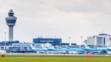 SCHIPHOL - Een vliegtuig van KLM op het platform van Schiphol. ANP ROBIN UTRECHT