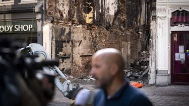 ARNHEM - Burgemeester Ahmed Marcouch bezoekt de plek van de brand in het centrum van Arnhem. Door de brand zijn historische panden verloren gegaan, met meerdere winkels en tientallen bovenliggende woningen. ANP JEROEN JUMELET