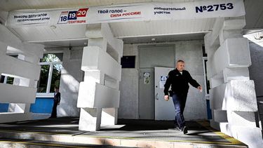 A policeman leaves a polling station a day ahead of the election to the Russian State Duma (lower house of Russia's Parliament) in central Moscow on September 17, 2026. Russia will vote for the Duma's election on September 18-20, 2026.
Alexander NEMENOV / AFP