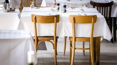 AMSTERDAM - Tafels van een cafe-restaurant voorafgaand aan de heropening van de horeca tijdens het coronavirus. ANP REMKO DE WAAL