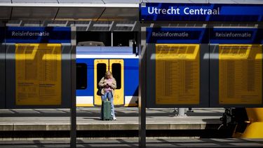UTRECHT - Een trein van de Nederlandse Spoorwegen komt aan op het perron van Station Utrecht Centraal. ANP ROBIN VAN LONKHUIJSEN