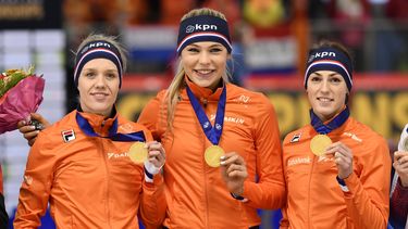 De Nederlandse vrouwenploeg met Janine Smit, Jutta Leerdam en Letitia de Jong heeft bij de WK afstanden in Inzell, Duitsland, goud veroverd op de 3000 meter teamsprint. 