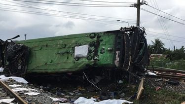 Een foto van de van het spoor geraakte trein bij het ongeluk in Thailand