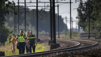 MEPPEL - Medewerkers van ProRail en politie langs het spoor. In een deel van het land rijden geen treinen door een storing die op dertien plekken op het spoor in Midden-Nederland is ontstaan. De storing is ontstaan door sabotage, meldt ProRail. JILMER POSTMA / ANP