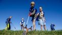 Deelnemers in Zaltbommel tijdens World Cleanup Day rapen zwerfafval. Beeld: ANP