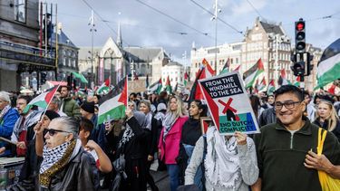 AMSTERDAM - Demonstranten tijdens een nationaal protest op de Dam als afsluiting van de landelijke actieweek voor sancties tegen Israël. Volgens diverse actiegroepen gaat, ondanks het 'staakt-het-vuren', de genocide op het Palestijnse volk onverminderd door. KOEN VAN WEEL / ANP