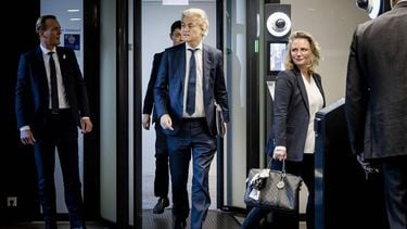 DEN HAAG - Geert Wilders (PVV) en Fleur Agema (PVV) tijdens een pauze van de vervolggesprekken met informateur Ronald Plasterk. De politiek leiders van de vier partijen PVV, VVD, NSC en BBB praten weer verder in Den Haag, nadat zij drie dagen waren samengekomen op een landgoed om over een mogelijke coalitie te praten. ANP REMKO DE WAAL