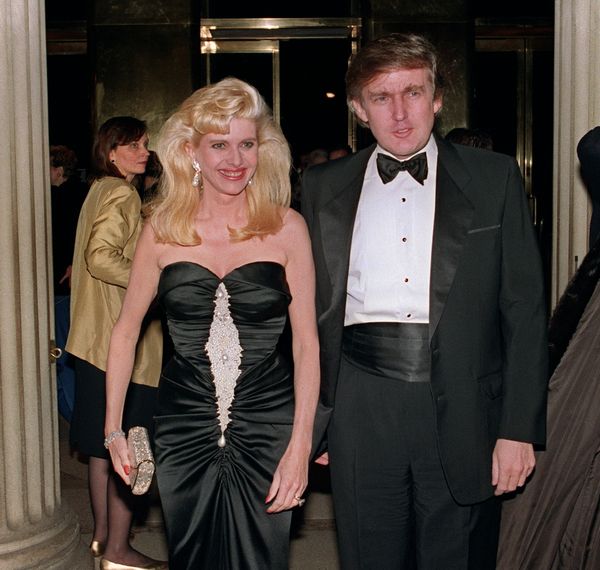Een foto van Donald en Ivana Trump.