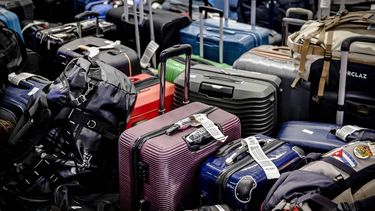 SCHIPHOL - Koffers bij de bagagebanden op luchthaven Schiphol. Door personeelstekorten, drukte en veel gemiste vluchten zijn er al langer problemen met bagage op Schiphol, met duizenden verweesde koffers als resultaat. ANP REMKO DE WAAL