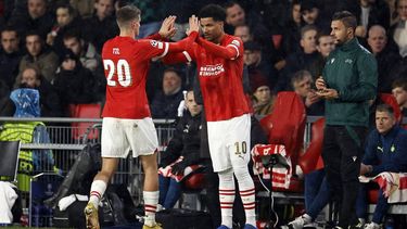 2023-11-08 22:27:54 EINDHOVEN - (l-r) Guus Til of PSV Eindhoven, Malik Tillman of PSV Eindhoven tijdens de UEFA Champions League wedstrijd in groep B tussen PSV Eindhoven en RC Lens in het Phillips stadion op 8 november 2023 in Eindhoven, Nederland. ANP MAURICE VAN STEEN