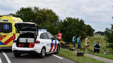 VOGELWAARDE - Hulpdiensten zijn aanwezig bij een ongeluk op de N290 tussen een auto en fietsers waarbij meerdere gewonden zijn gevallen. De politie is een onderzoek gestart naar het incident. PROVICOM / ANP