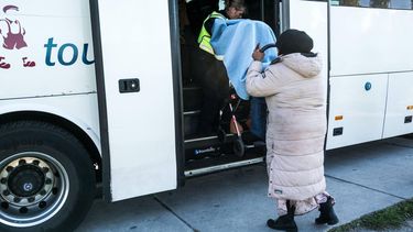 TER APEL - Asielzoekers stappen in een bus bij het aanmeldcentrum van het COA. De drukte in Ter Apel is afgenomen, doordat asielzoekers naar andere locaties zijn gebracht. Eerder werd elf dagen op rij het maximumaantal van 2000 overschreden. ANP SIESE VEENSTRA