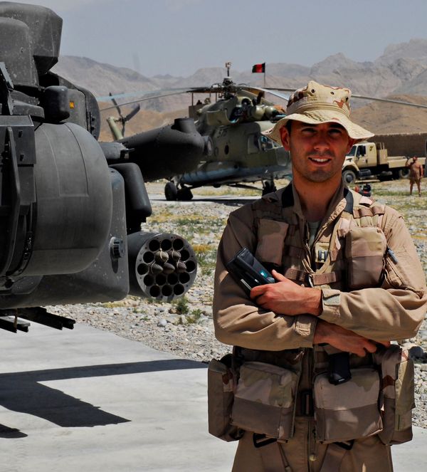Apache-piloot krijgt militaire onderscheiding. / ANP