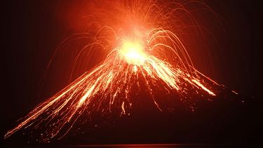 Indrukwekkende beelden van vuurspuwende Anak Krakatau