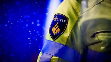 ROTTERDAM - Logo van de politie tijdens een alcoholcontrole in Rotterdam. ANP  REMKO DE WAAL