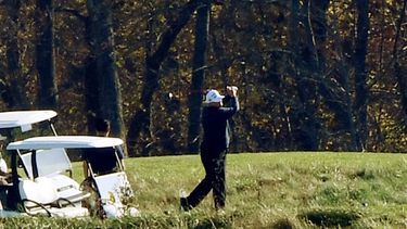 Een foto van president Trump terwijl hij golft.