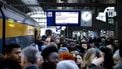 AMSTERDAM - Reizigers op station Amsterdam Centraal. De nieuwe dienstregeling van de NS is ingegaan. Zo rijden er meer intercity treinen tussen de grote steden en de Intercity Direct tussen Amsterdam en Breda de gehele dag. ANP RAMON VAN FLYMEN