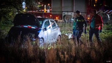 NUNSPEET - Een auto staat in het gras na een ernstig ongeluk op de Elburgerweg. De auto reed in op een groep mensen, waarbij er negen gewonden zijn gevallen. ANP ROLAND HEITINK