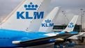 SCHIPHOL - Bagagemedewerkers van KLM laden koffers uit een vliegtuig op luchthaven Schiphol. ANP JEFFREY GROENEWEG