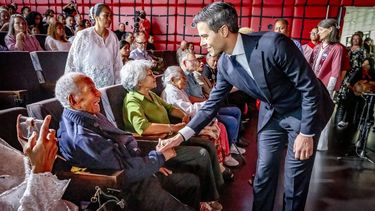 ROTTERDAM - Premier Rob Jetten voorafgaand aan de onthulling van een nationaal monument aan de Lloydkade voor Molukkers tijdens de herdenking van de Molukse gemeenschap die daar 75 jaar geleden aankwam. ROBIN UTRECHT / ANP