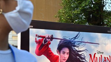 Op deze foto zie je een reclamebord van Disney's Mulan