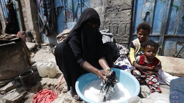 Een foto van een moeder en kinderen in Jemen.