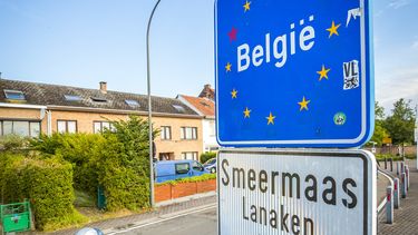 Op deze foto zie je de grens bij Belgie