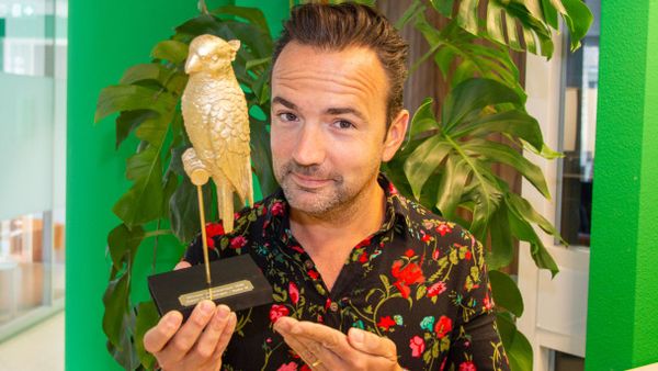 Op de foto dj Gerard Ekdom met een gouden papagaai