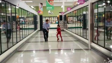 Kye (5) danst met opa in vriesgedeelte supermarkt