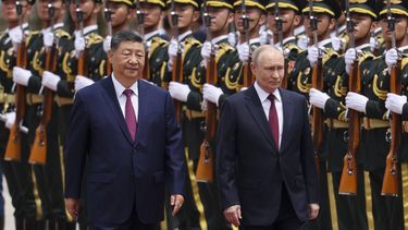 epa12976107 Russian President Vladimir Putin (R) and Chinese President Xi Jinping (L) inspect an honor guard during a welcoming ceremony at the Great Hall of the People in Beijing, China, 20 May 2026.  EPA/Maxim Shemetov / POOL