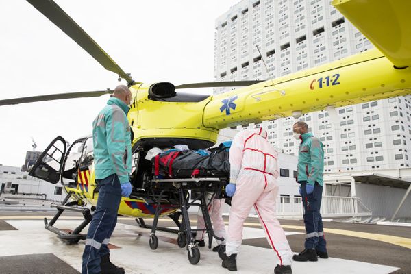 Een foto van een helikopter die wordt ingezet om coronapatiënten te vervoeren