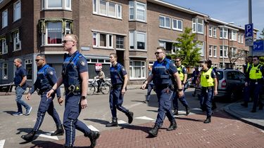 Een foto van boa's die door Den Haag lopen in een protestmars